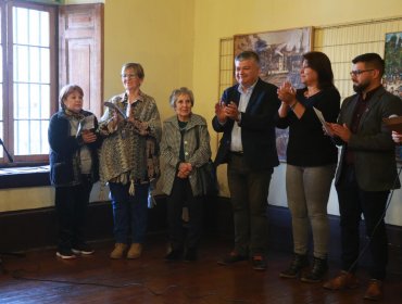 Nieta del pintor Juan Francisco González participó en la premiación del concurso limachino que lleva su nombre