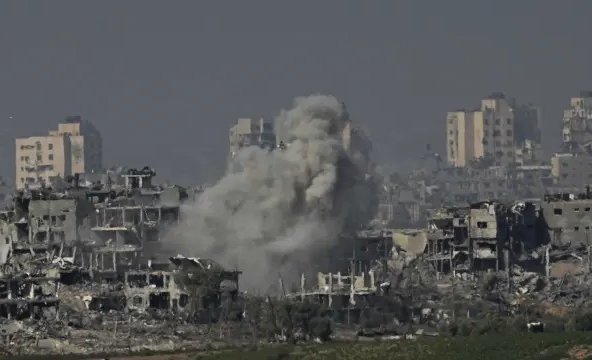 Nuevo bombardeo israelí sobre escuela para refugiados habría dejado decenas de muertos en el norte de Gaza