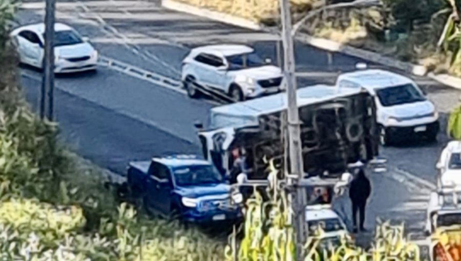 Tres lesionados deja volcamiento de un camión 3/4 en la ruta Las Palmas de Viña del Mar