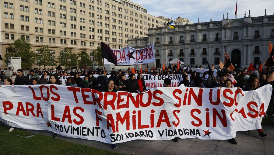 Grupo de personas sin casa protestó en el centro de Santiago para exigir solución habitacional