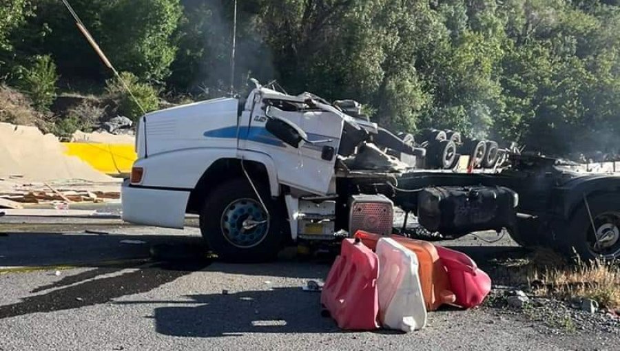 Los Andes: Conductor vuelca su camión y sale eyectado por el parabrisas