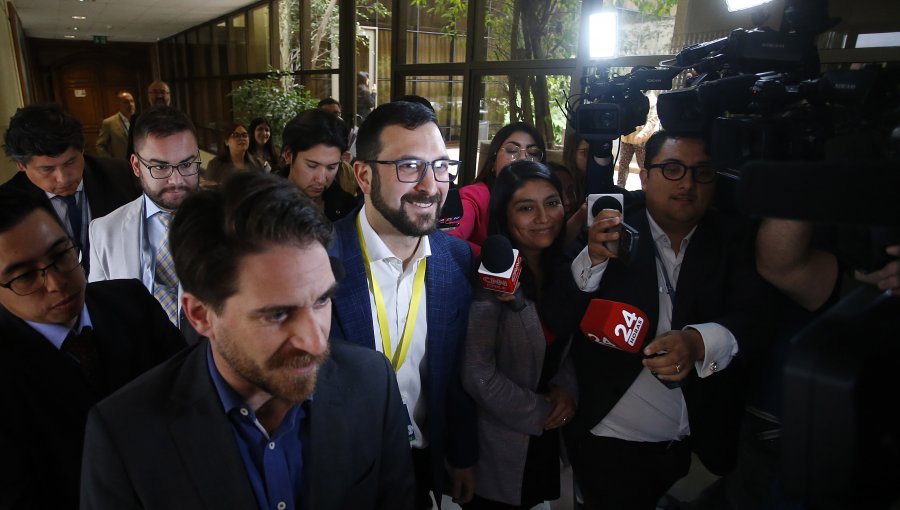 Crispi llega a comisión de la Cámara en medio de recriminaciones por inasistencias