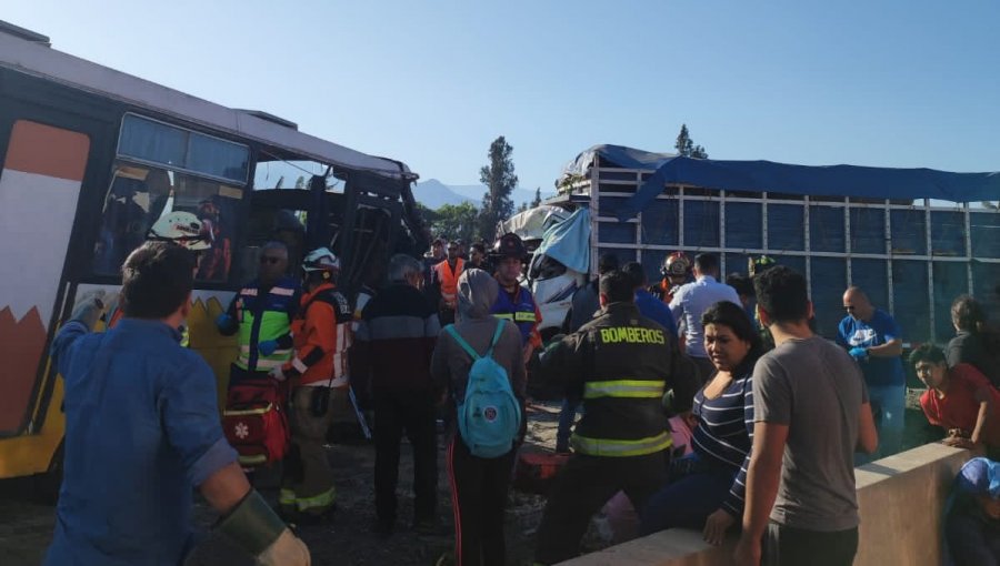 Choque frontal entre un camión y un bus deja dos personas fallecidas y una decena de lesionados en Pudahuel