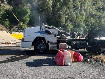 Los Andes: Conductor vuelca su camión y sale eyectado por el parabrisas