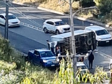 Tres lesionados deja volcamiento de un camión 3/4 en la ruta Las Palmas de Viña del Mar