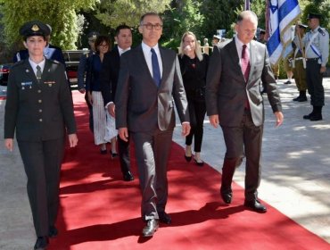 "Va a seguir informando aquí en Santiago": Embajador de Chile en Israel se mantendrá en el país tras ser llamado a consulta