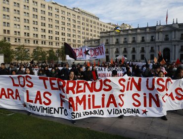 Grupo de personas sin casa protestó en el centro de Santiago para exigir solución habitacional