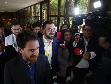 Crispi llega a comisión de la Cámara en medio de recriminaciones por inasistencias