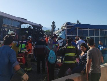Choque frontal entre un camión y un bus deja dos personas fallecidas y una decena de lesionados en Pudahuel