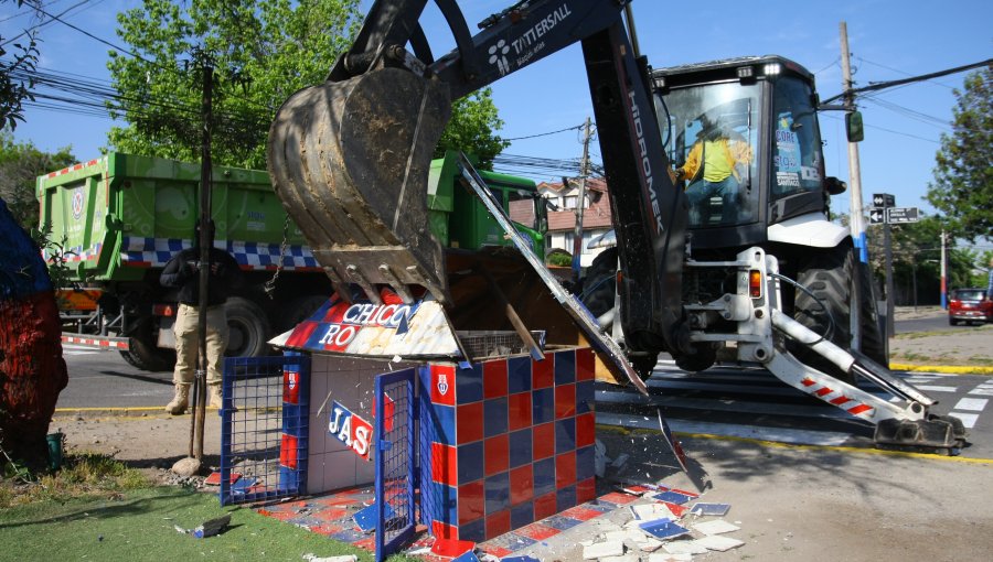 Demuelen animita y pintan murales alusivos a barras bravas de equipos de fútbol en La Florida