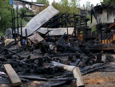 Ministra de Desarrollo Social por incendio que dejó 14 fallecidos en campamento de Coronel: "Nos duele como país"