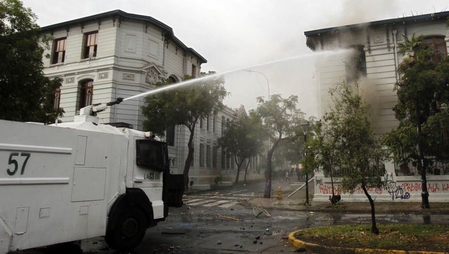 52 adultos participaron de incidentes con bombas Molotov en el Liceo de Aplicación