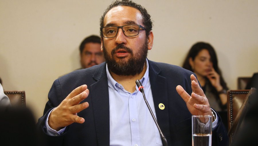 Ministro de Educación descarta idea de detener la desmunicipalización: "La alternativa no es volver atrás"