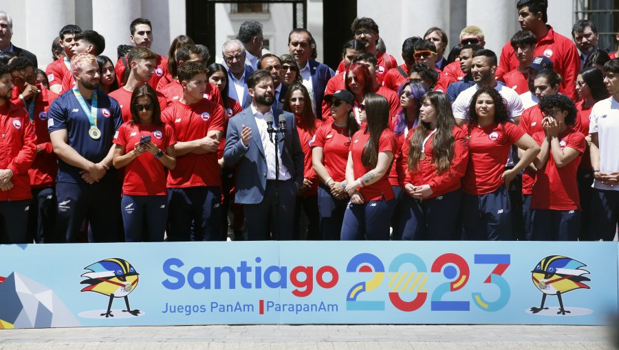 Boric recibe al Team Chile en La Moneda: "Tenemos que progresar para darles condiciones dignas"