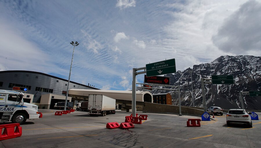 Anuncio de nevadas obliga a cerrar Paso Los Libertadores a partir de este jueves