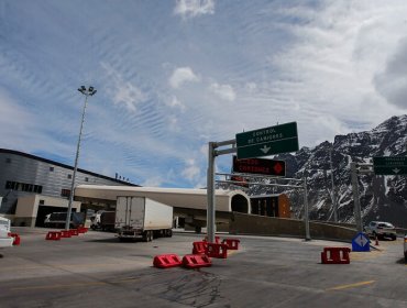 Anuncio de nevadas obliga a cerrar Paso Los Libertadores a partir de este jueves