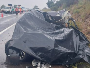 Dos fallecidos y un menor en estado grave dejó colisión entre un bus y un vehículo en Casablanca