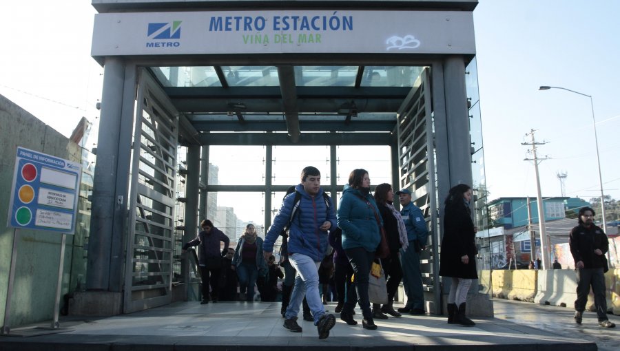 Dos sujetos fueron detenidos como sospechosos de protagonizar riña que dejó un apuñalado en estación Viña del Mar del Metro de Valparaíso