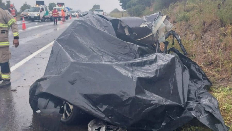 Dos fallecidos y un menor en estado grave dejó colisión entre un bus y un vehículo en Casablanca