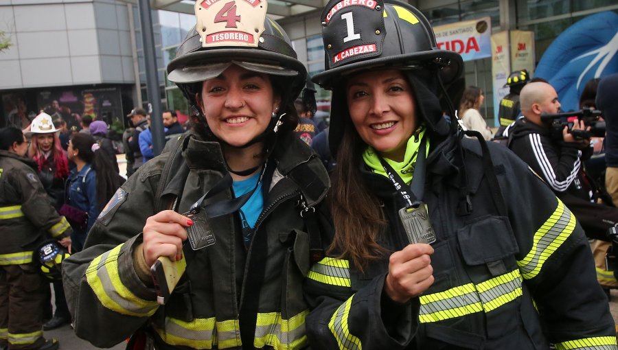 "Corramos por la vida": Más de dos mil bomberos suben los 62 pisos del Costanera Center