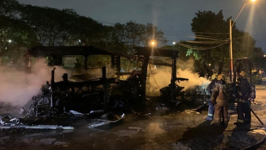 Turba de unos 30 encapuchados quemaron un bus del sistema RED en Estación Central