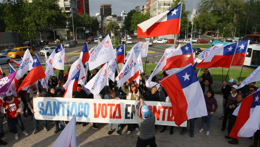 Con un banderazo el comando "Chile En Contra" inició su campaña de cara al 17 de diciembre