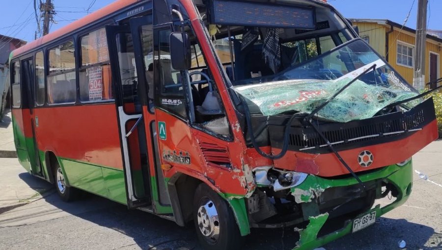 Seis personas lesionados deja colisión entre microbuses en la Av. Pacífico del cerro Playa Ancha de Valparaíso