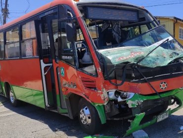 Seis personas lesionados deja colisión entre microbuses en la Av. Pacífico del cerro Playa Ancha de Valparaíso