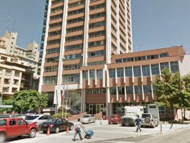 Fuga de gas obliga a desalojar Liceo Bicentenario y edificio del Gobierno Regional en Valparaiso