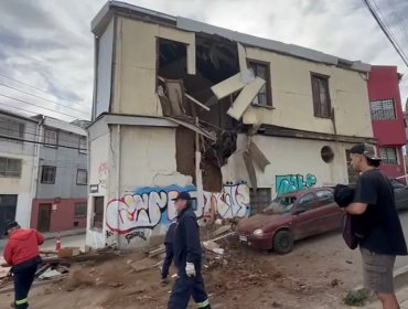 Pared de una vivienda se derrumbó en el cerro Las Cañas de Valparaíso: vecinos rescataron a mujer de 79 años