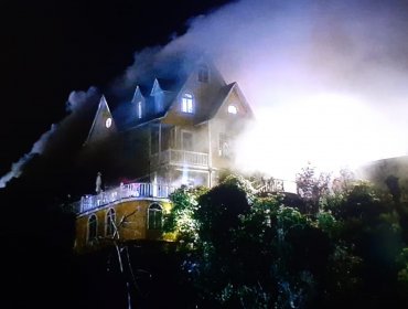 Incendio afecta a inmueble contiguo a hotel en el paseo Atkinson del cerro Concepción de Valparaíso