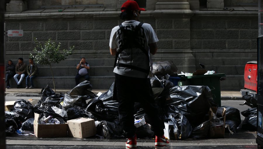 La basura se acumula en las calles de Santiago por paro indefinido de funcionarios