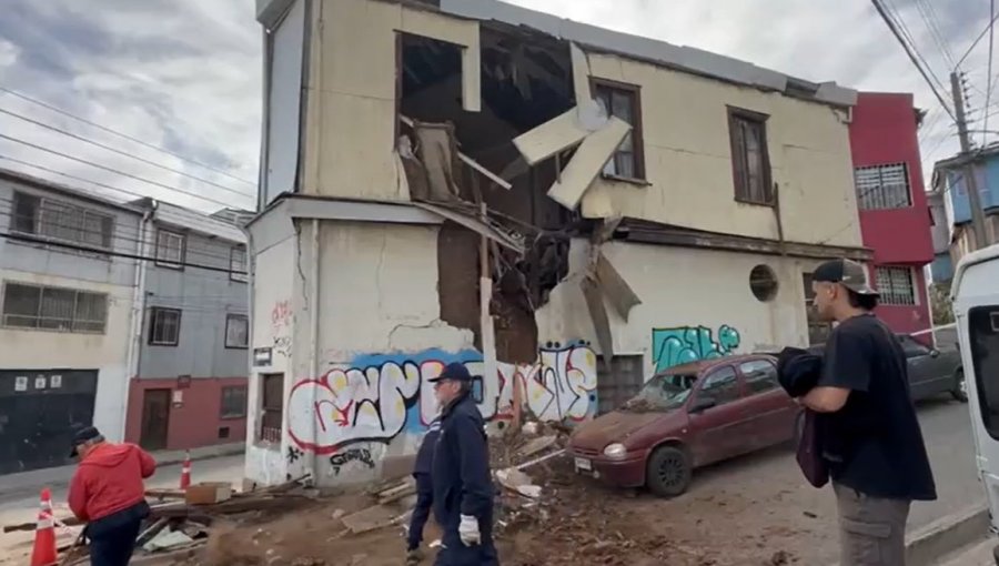 Pared de una vivienda se derrumbó en el cerro Las Cañas de Valparaíso: vecinos rescataron a mujer de 79 años