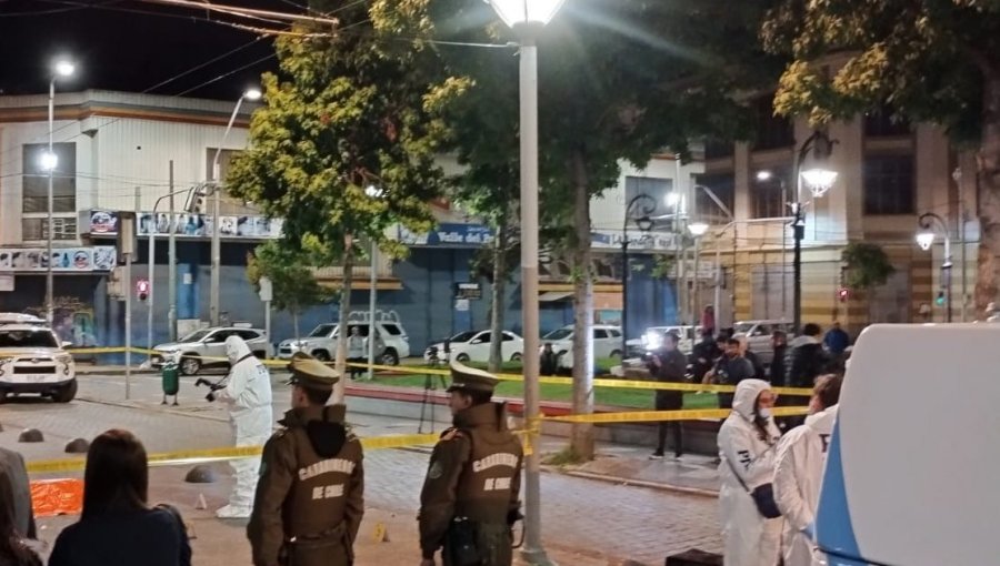 En internación provisoria quedó menor de 14 años imputado por homicidio de un hombre en la plaza Echaurren de Valparaíso