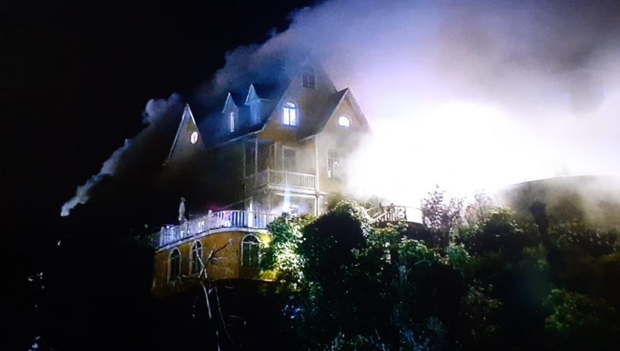 Incendio afecta a inmueble contiguo a hotel en el paseo Atkinson del cerro Concepción de Valparaíso