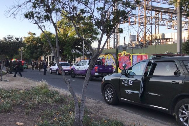 Carabinera resultó herida de gravedad tras la explosión de una granada lanzada por delincuente en Santiago