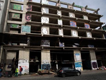 Interponen recurso contra dueño de edificio abandonado frente al Parque Italia de Valparaíso: se convirtió en foco de delincuencia