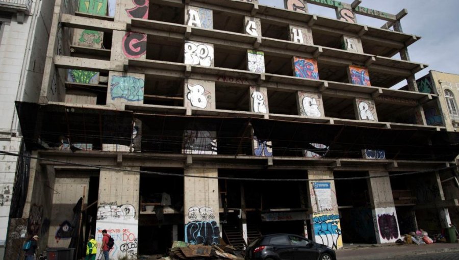 Interponen recurso contra dueño de edificio abandonado frente al Parque Italia de Valparaíso: se convirtió en foco de delincuencia