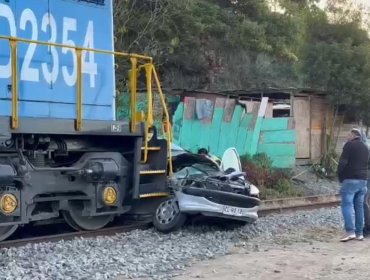 Tragedia familiar en Quintero: Un padre y su hija de 1 año mueren luego que su auto fuera impactado por un tren de carga