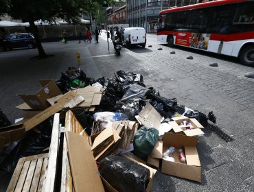 Funcionarios en paro negaron acuerdo con el Municipio, mientras la basura sigue acumulándose en las calles de Santiago