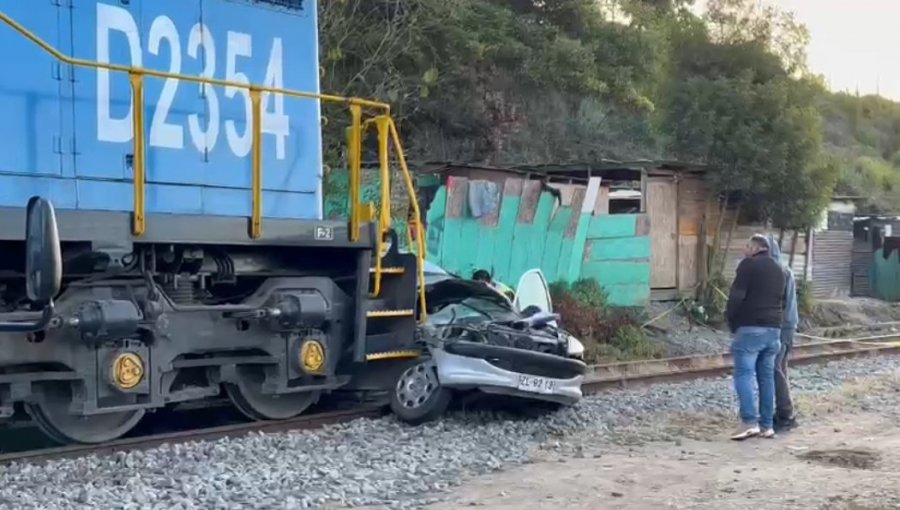 Tragedia familiar en Quintero: Un padre y su hija de 1 año mueren luego que su auto fuera impactado por un tren de carga