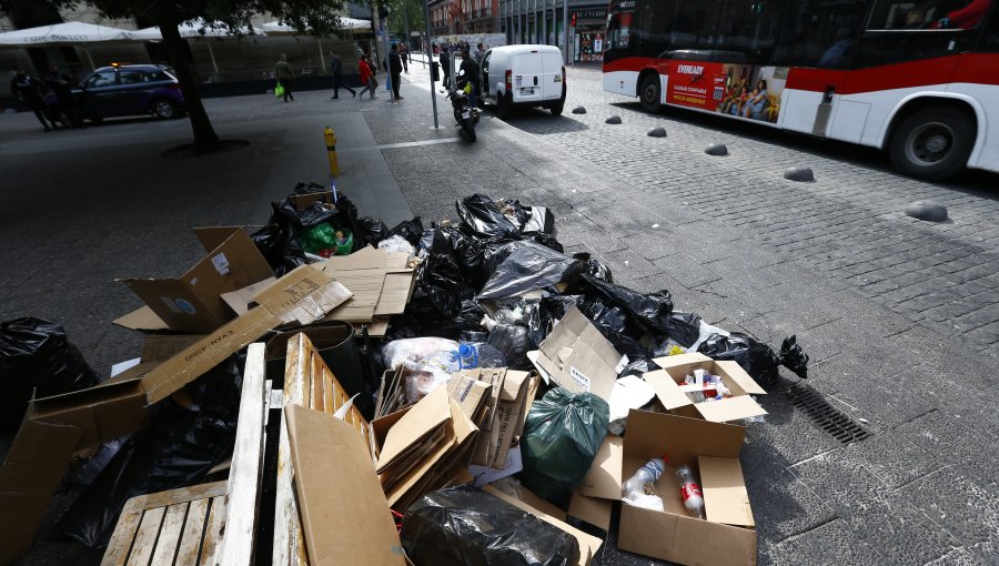 Funcionarios en paro negaron acuerdo con el Municipio, mientras la basura sigue acumulándose en las calles de Santiago