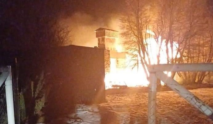 Casa y bodega fueron destruidas por atentado incendiario en Los Sauces, Región de la Araucanía