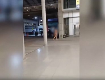 Mujer completamente desnuda agredió a carabineros y pasajeros en el aeropuerto de Santiago