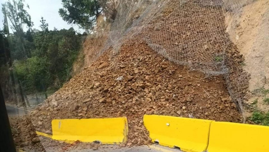 Deslizamiento de materiales sólidos en Av. Santos Ossa en dirección a Valparaíso obliga a suspender el tránsito