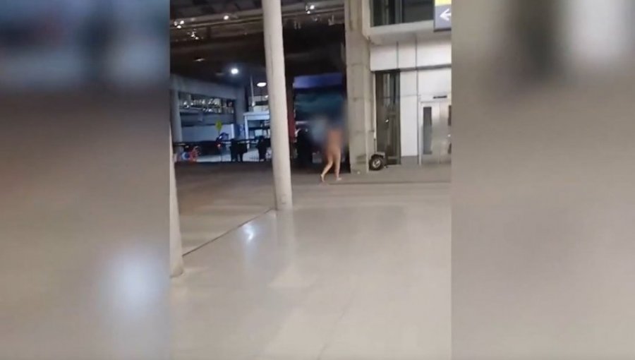 Mujer completamente desnuda agredió a carabineros y pasajeros en el aeropuerto de Santiago