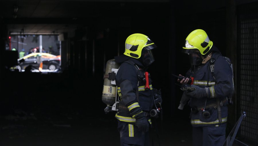 Una adulta mayor en estado crítico y tres casas destruidas tras explosión por gas en Pudahuel