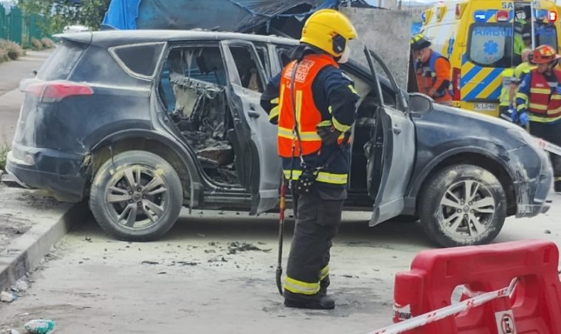 Incendian automóvil con hombre al interior en cercanías del penal Santiago 1: Víctima se encuentra grave