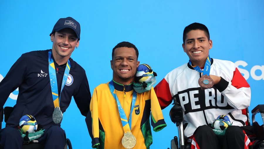 Chileno Alberto Abarza gana su segunda medalla de plata en natación