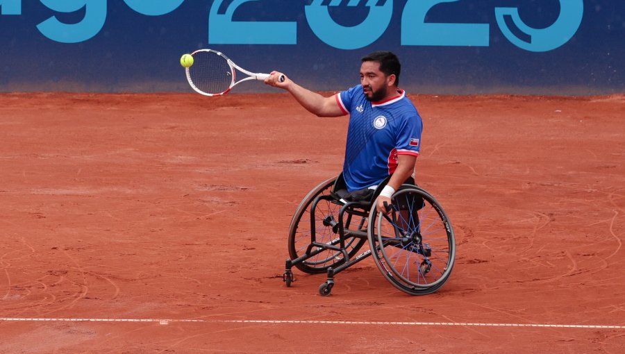 Francisco Cayulef gana a rival canadiense y va por las medallas en el tenis en silla de ruedas